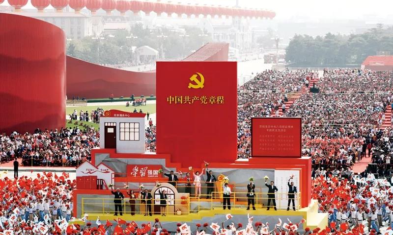 2019年10月1日上午，慶祝中華人民共和國(guó)成立70周年大會(huì)在北京天安門廣場(chǎng)隆重舉行。這是群眾游行中的“從嚴(yán)治黨”方陣。新華社記者 蘭紅光/攝