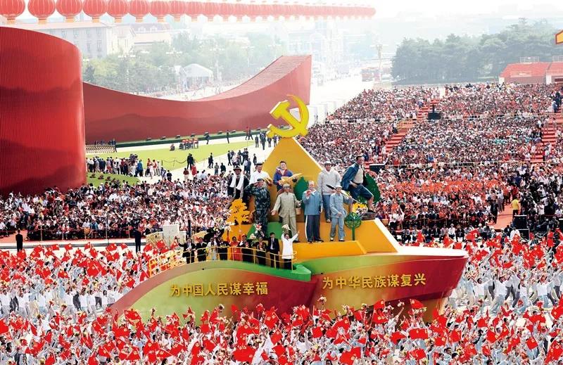 2019年10月1日上午，慶祝中華人民共和國(guó)成立70周年大會(huì)在北京天安門廣場(chǎng)隆重舉行。這是群眾游行中的“不忘初心”方陣。新華社記者 蘭紅光/攝